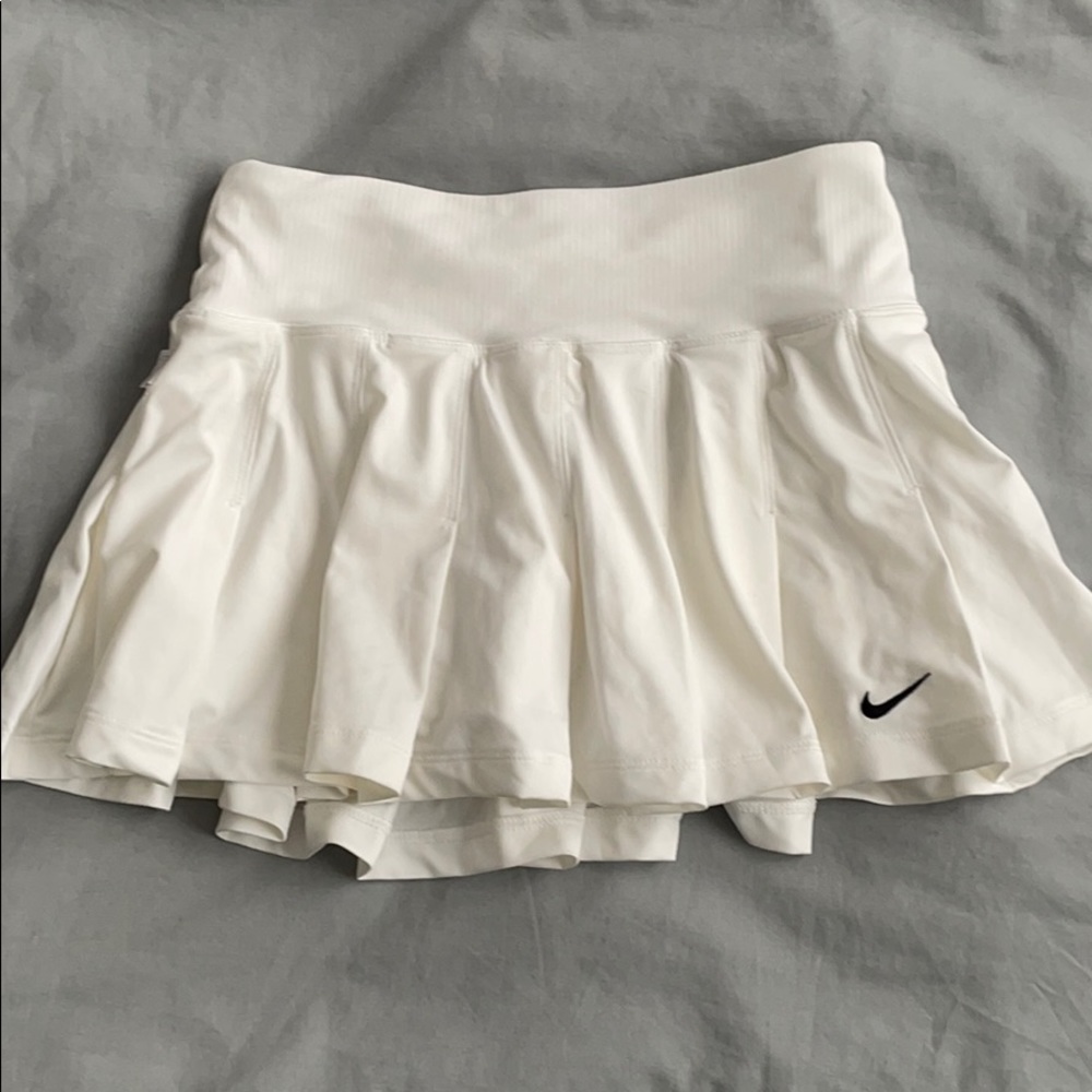 WHITE NIKE TENNIS SKIRT